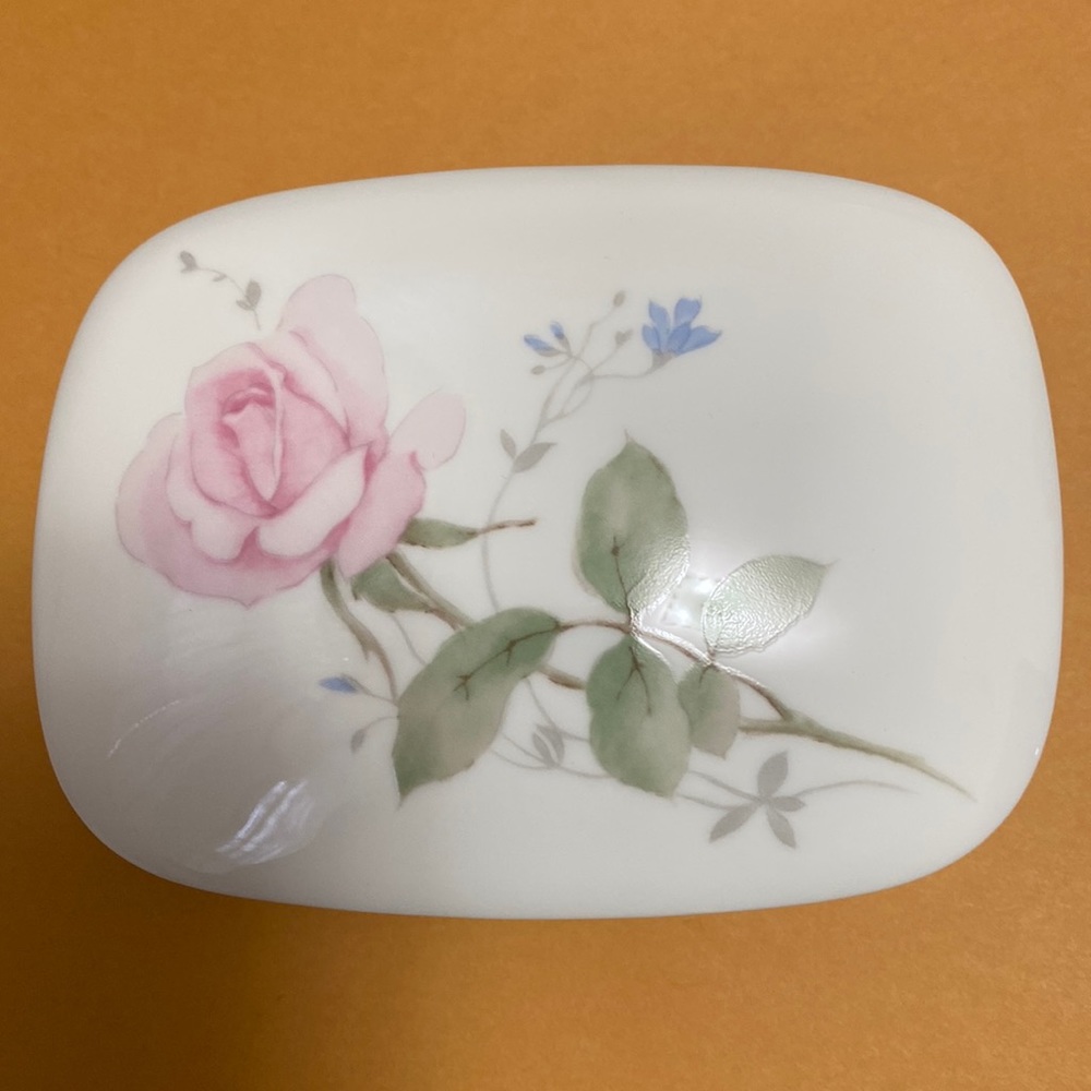 Beautiful new Mikasa Bone China April Rose Soap Dish Japan